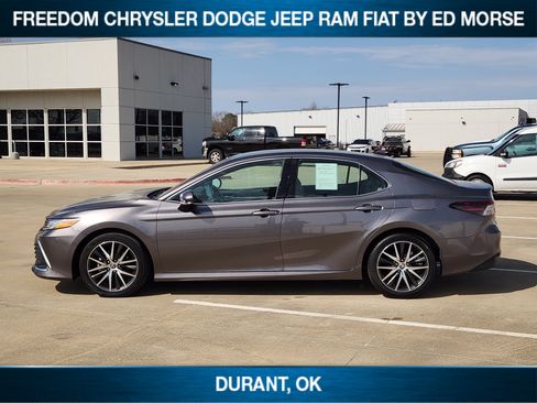 Used 2023 Toyota Camry XLE image 3