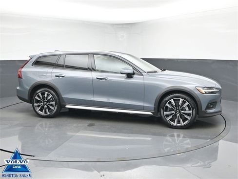 Used 2024 Volvo V60 B5 Cross Country Ultimate image 1