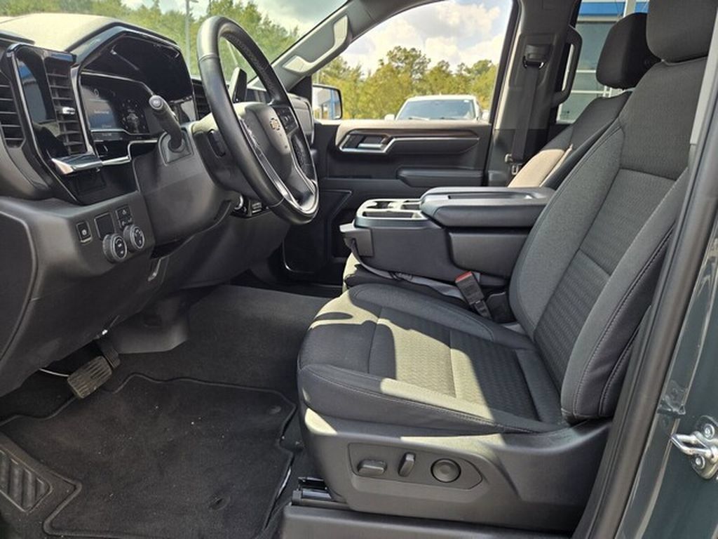 Used 2025 Chevrolet Silverado 1500 LT RWD image 11