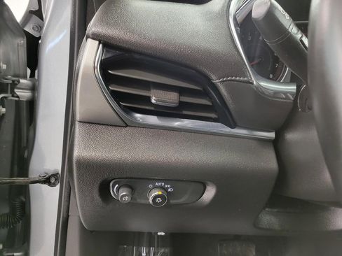 Used 2023 Chevrolet Traverse LT image 10