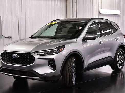 Used 2023 Ford Escape Platinum image 3