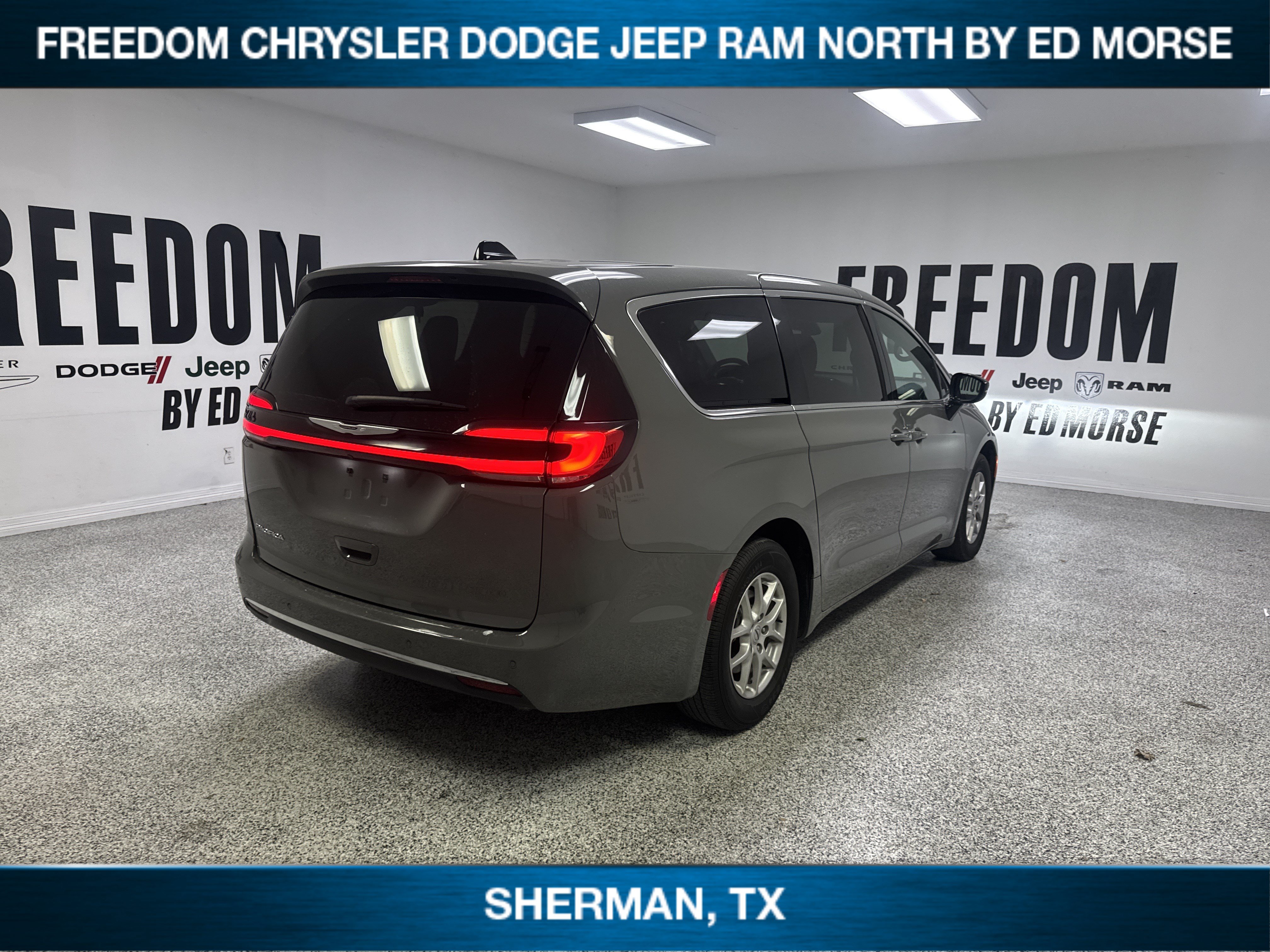 Used 2025 Chrysler Pacifica Select FWD image 4