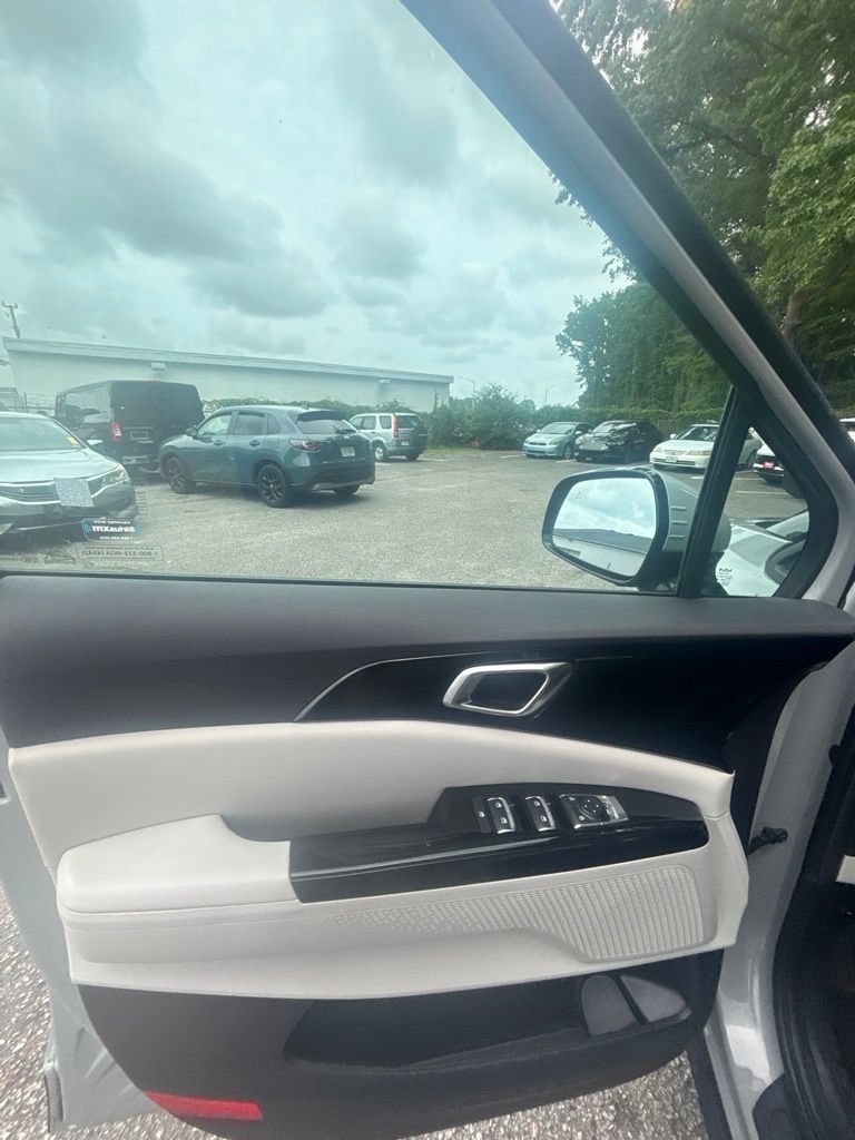 Used 2024 Kia Carnival EX FWD image 11