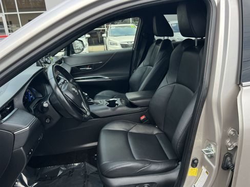 Used 2022 Toyota Venza XLE image 13