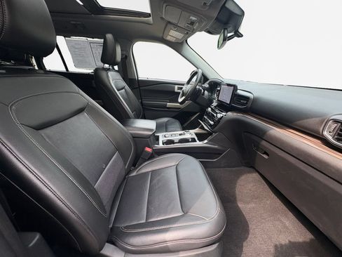 Used 2021 Ford Explorer Limited w/ Equipment Group 301A AWD/4WD image 30