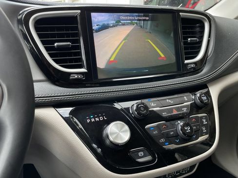 Used 2023 Chrysler Pacifica Touring-L FWD image 18