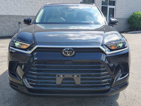 Used 2024 Toyota Grand Highlander AWD image 3