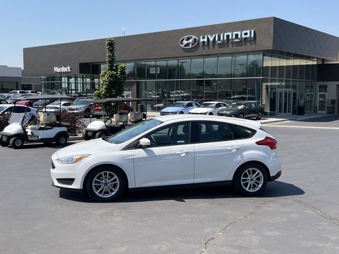 Used 2018 Ford Focus SE FWD image 1