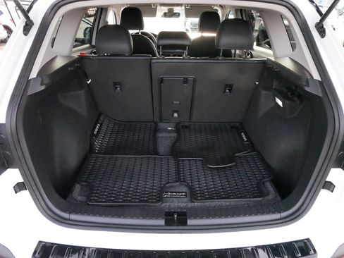 Used 2025 Volkswagen Taos SE image 18