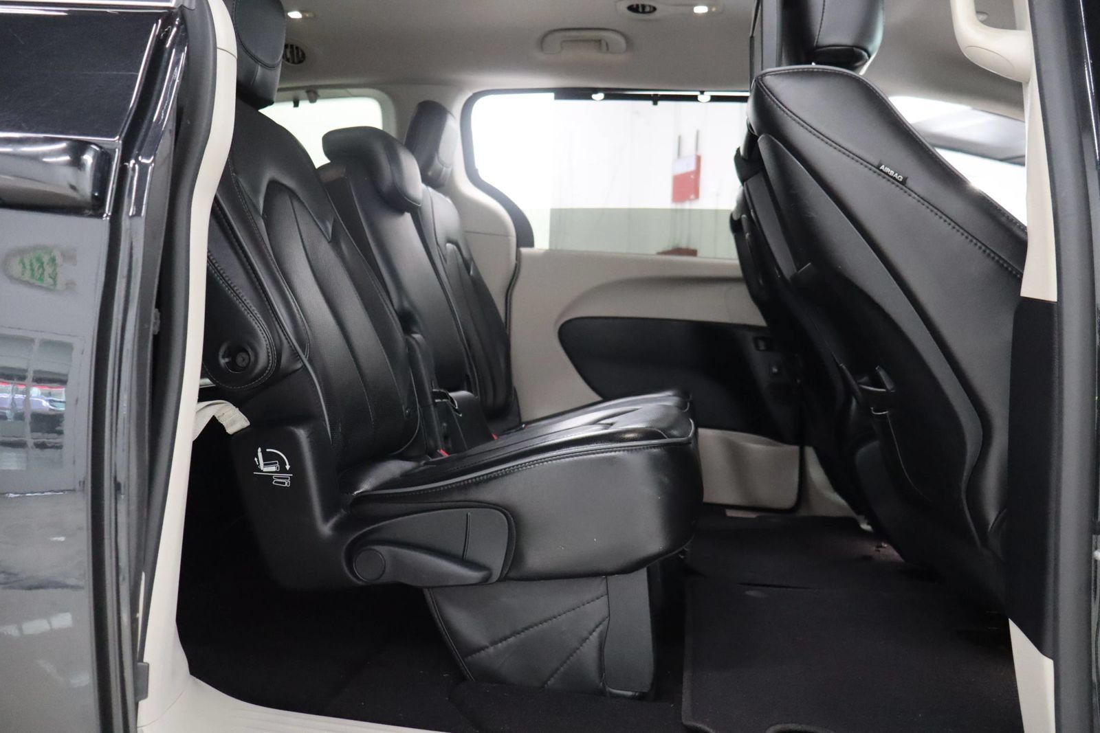 Used 2017 Chrysler Pacifica Limited w/ UConnect Theater Package FWD image 25