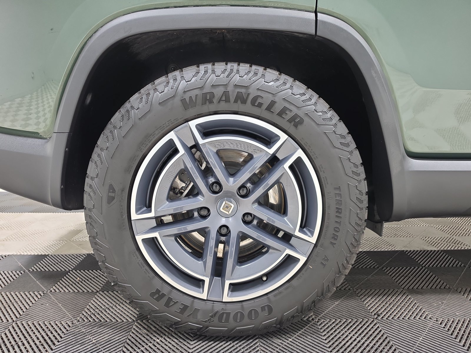 Used 2025 Rivian R1S Adventure Dual AWD/4WD image 12