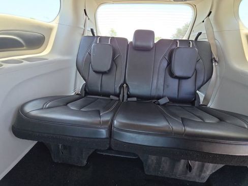 Used 2023 Chrysler Pacifica Touring-L FWD image 11