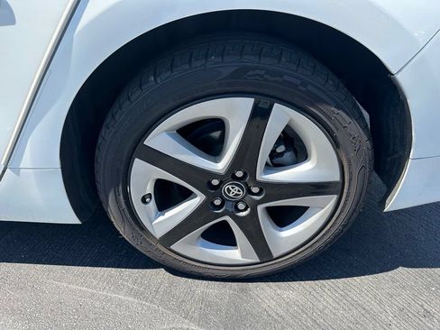 Used 2016 Toyota Prius Three Touring FWD image 3