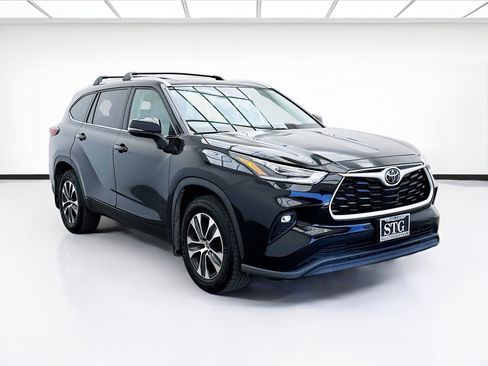 Used 2021 Toyota Highlander XLE image 3
