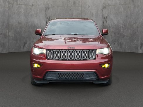 Used 2017 Jeep Grand Cherokee Altitude RWD image 2