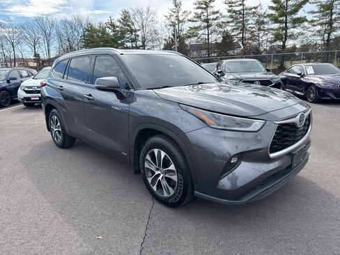Used 2021 Toyota Highlander XLE image 3