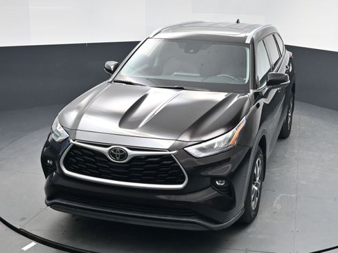 Used 2020 Toyota Highlander XLE image 9