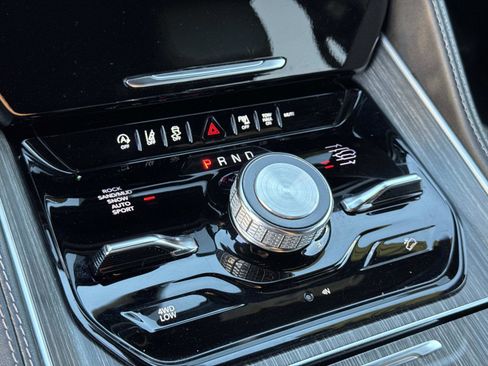 Used 2023 Jeep Wagoneer L Series III w/ Preferred Equipment Group image 15