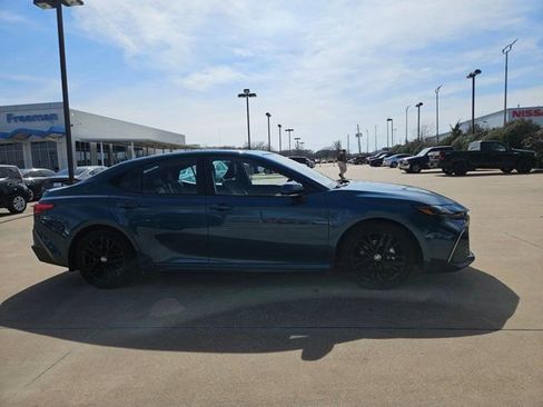 Used 2025 Toyota Camry SE w/ Convenience Package image 4