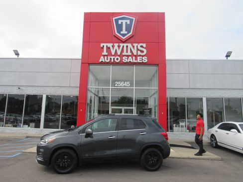 Used 2017 Chevrolet Trax LT w/ LT Convenience Package AWD/4WD image 1