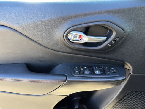 Used 2016 Jeep Cherokee Trailhawk w/ Comfort/Convenience Group image 9