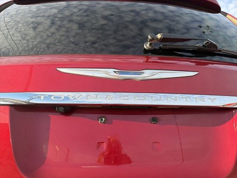 Used 2016 Chrysler Town & Country Touring-L image 11