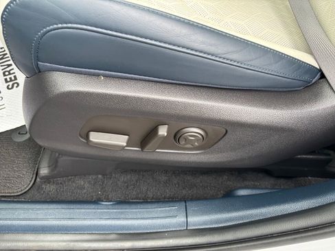 Used 2025 Kia Carnival EX image 21