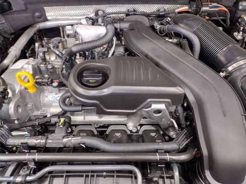 New 2025 Volkswagen Taos SE image 6