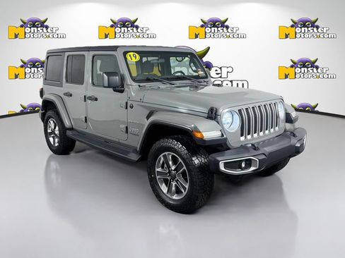 Used 2019 Jeep Wrangler Unlimited Sahara w/ Dual Top Group AWD/4WD image 3