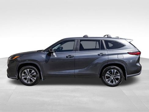 Used 2023 Toyota Highlander XLE AWD/4WD image 11