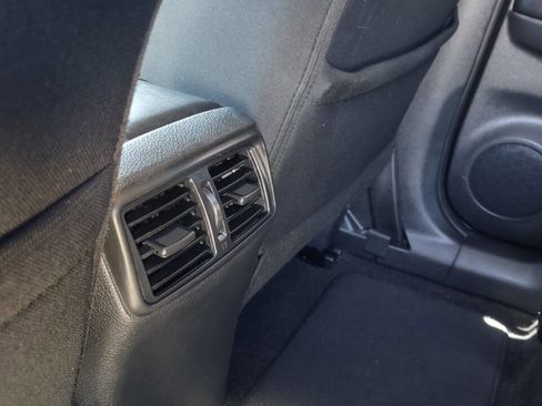 Used 2018 Nissan Rogue SV image 32