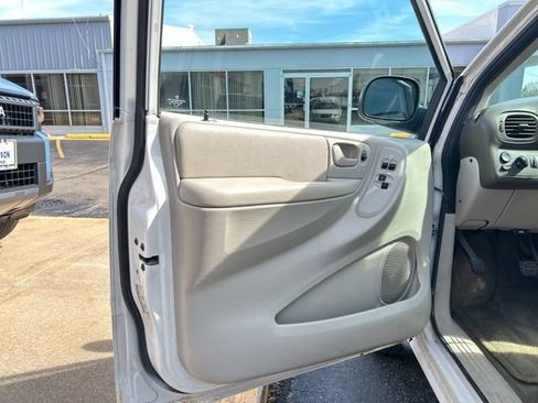 Used 2006 Chrysler Town & Country Touring image 22