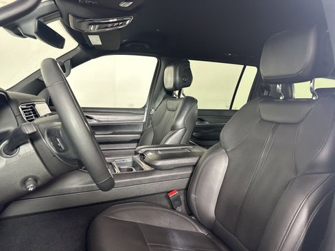 Used 2024 Jeep Wagoneer L Series II RWD image 8