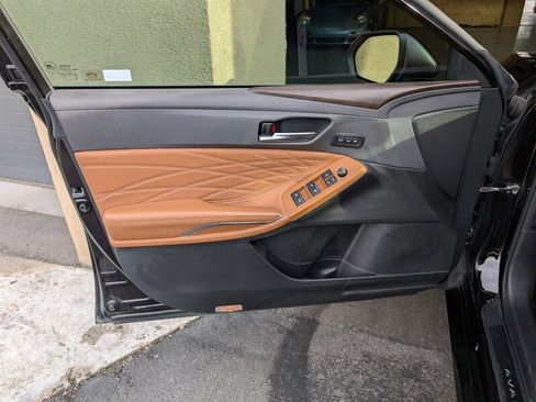 Used 2019 Toyota Avalon Limited FWD image 18