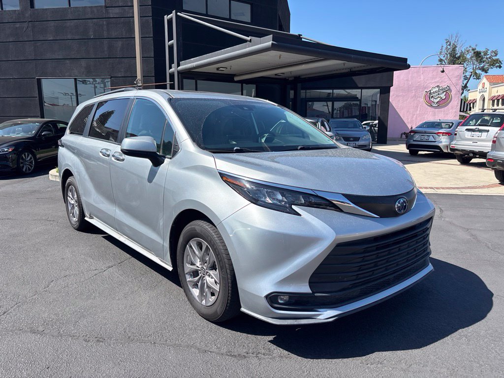 Used 2025 Toyota Sienna XLE FWD image 2