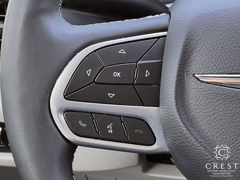 Used 2024 Chrysler Pacifica Touring-L image 14