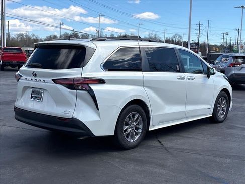 Used 2021 Toyota Sienna XLE image 3