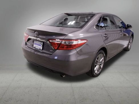 Used 2017 Toyota Camry SE image 5
