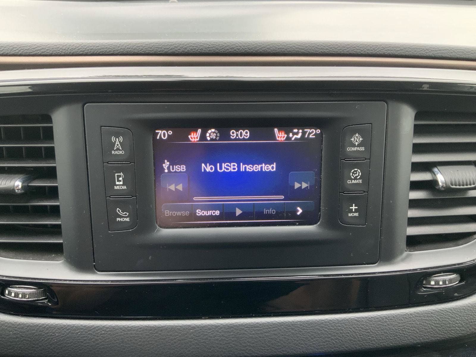 Used 2017 Chrysler Pacifica Touring-L FWD image 29