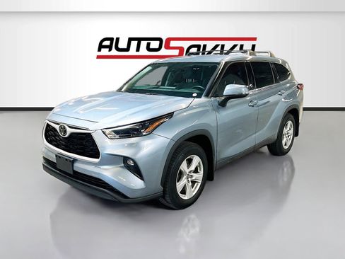 Used 2022 Toyota Highlander LE FWD image 3