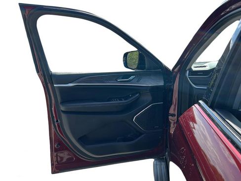 Used 2022 Jeep Grand Cherokee Limited image 11