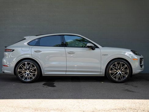 Used 2025 Porsche Cayenne Turbo image 9