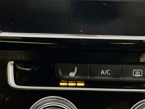 Used 2021 Volkswagen GTI SE image 21