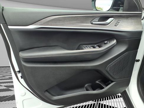 Certified 2023 Jeep Grand Cherokee Limited AWD/4WD image 16