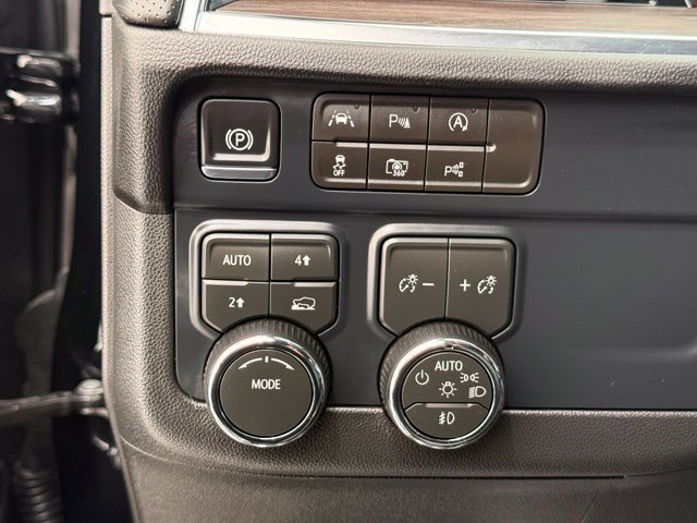 Used 2026 Chevrolet Suburban Premier AWD/4WD image 38