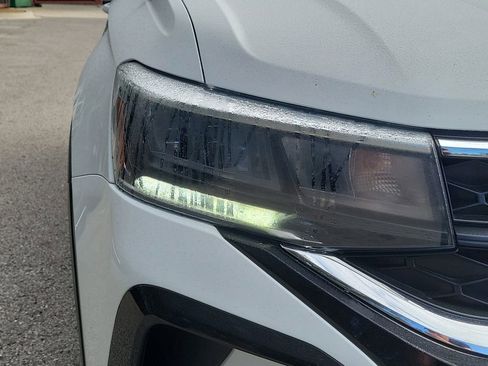 Used 2023 Volkswagen Taos SE w/ Panoramic Sunroof Package image 5