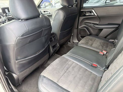 Used 2023 Mitsubishi Outlander SE FWD image 10