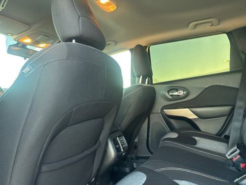 Used 2018 Jeep Cherokee Latitude w/ Altitude Package image 34