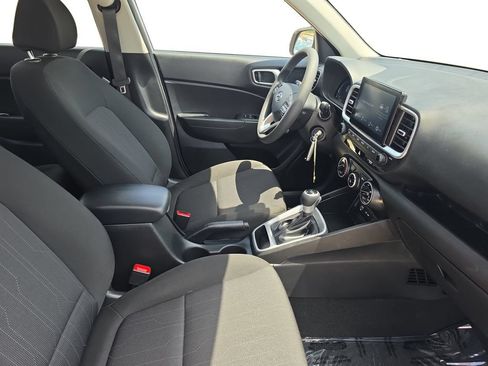 Certified 2025 Hyundai Venue SE FWD image 17