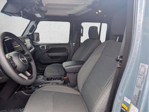 Used 2025 Jeep Gladiator Sport AWD/4WD image 9